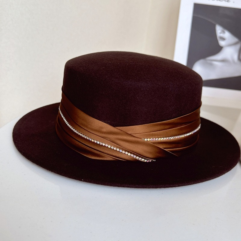 Fedora Hat Wool - หมวกทรงสูงประดับเพชรเทียม ริบบิ้นซาตินจับจีบอย่างดี ดีไซน์หรูหรา สำหรับฤดูใบไม้ร่วงและฤดูหนาว ปีกกว้างช่วยให้ใบหน้าดูเล็กลง
